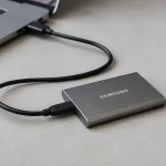 Illustration of a portable SSD connected to a laptop for backup