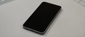 Illustration of a Galaxy phone with a black screen on a work surface